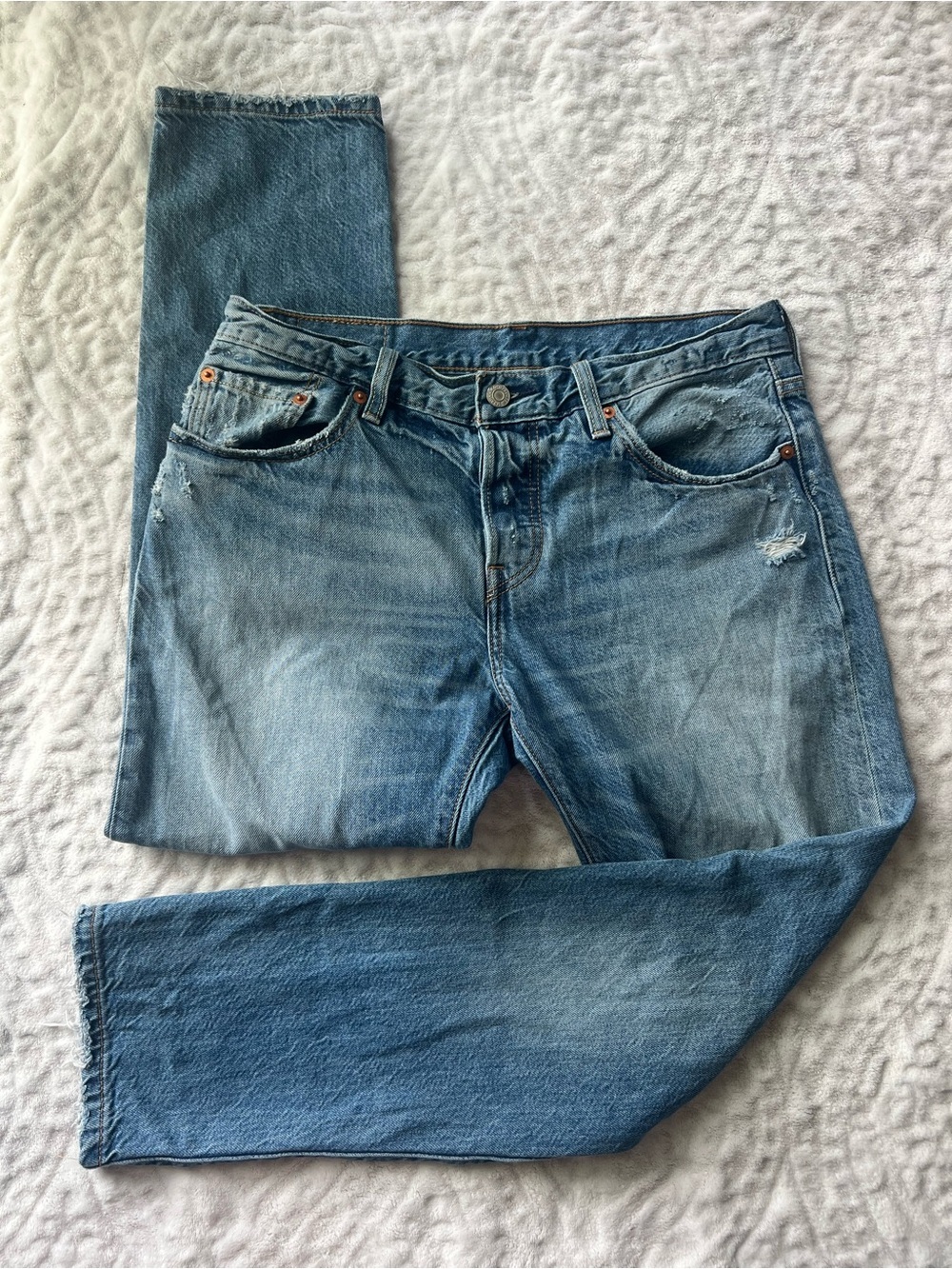 Levi’s Distressed SlimFit Jeans Women’s 27x32 Light Wash Ripped Denim Frayed Hem